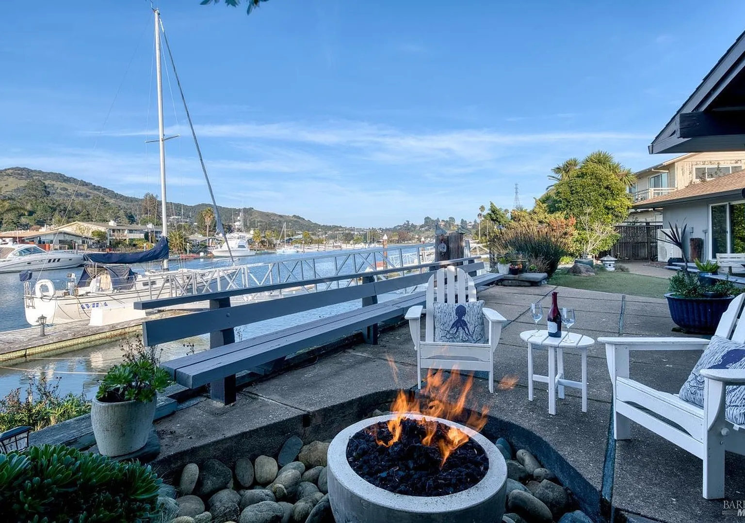 Luxury Waterfront Home With Private Deepwater Dock And Hot Tub- Foundation — Photo 3