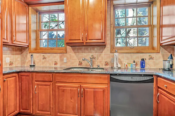 Rented by Avi Nash Associates | media 28