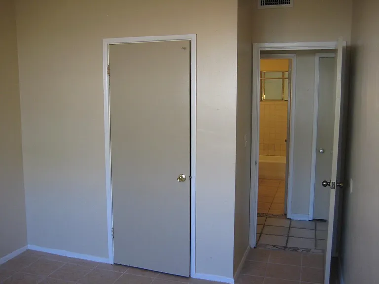 2132 Riviera Dr — Photo 25