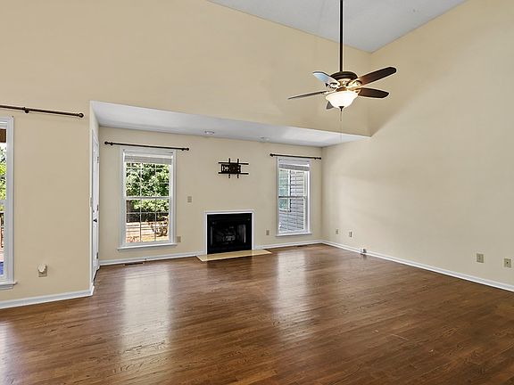 3rd image of 1016 N Lake Dr