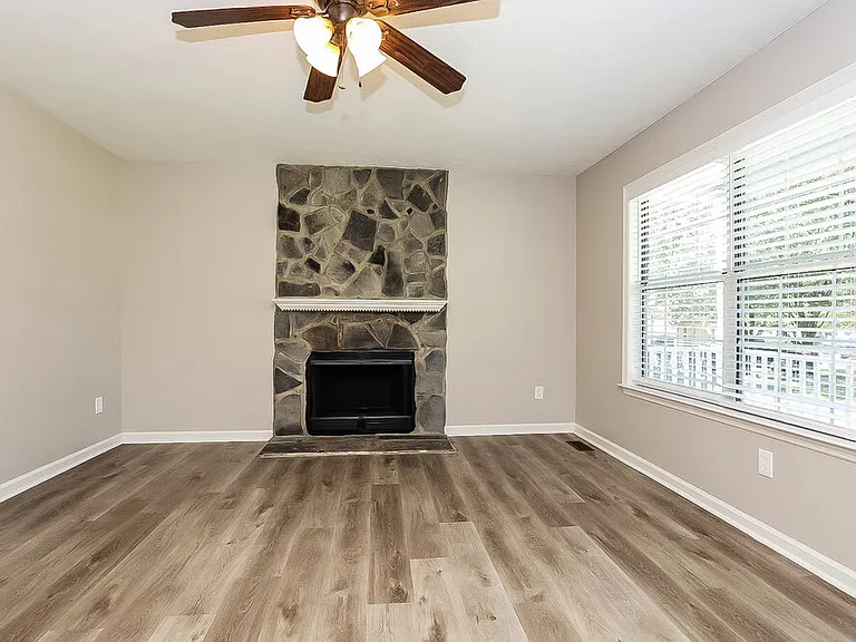 386 Park Ct E — Photo 4
