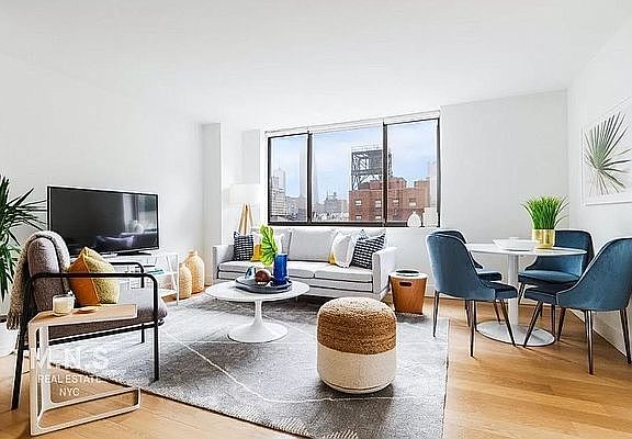 3rd image of 250 W 19th St APT 5