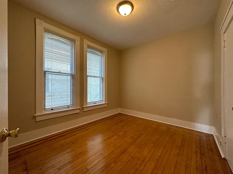 1 & 2 Bedrooms-Brady St - Heat & Electricity Included — Photo 32