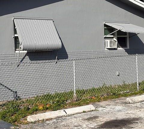 3rd image of 1913 Gardenia Rd