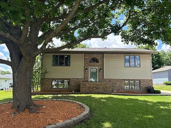 813 6th St NW, Waverly, IA 50677