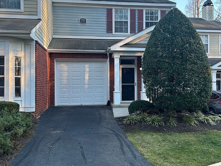 737 Woodland Creek Way — Photo 1
