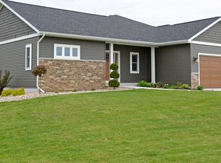7201 Flyhawk Ln, Sauk City, WI 53583