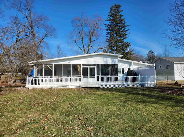 12405 N Kings Dr, Syracuse, IN 46567