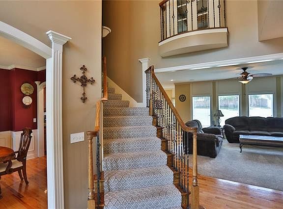 3rd image of 1308 NE Valley Forge Dr