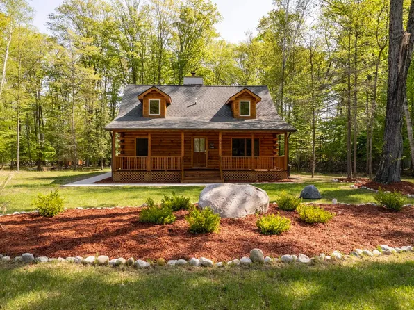 11264 Beechwood Dr, Kewadin, MI 49648