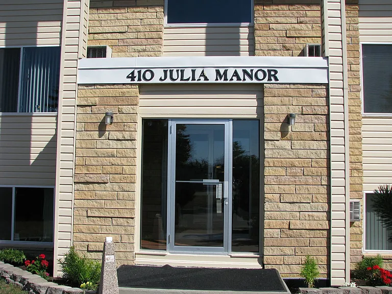 Julia Manor Apartments — Photo 12