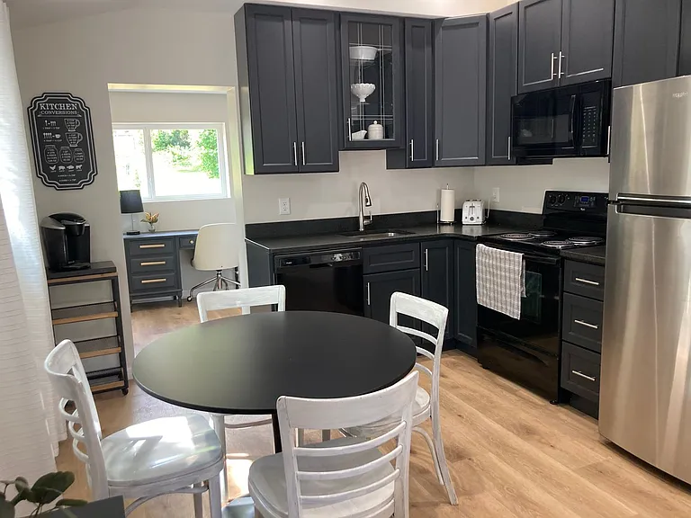 815 College St NW — Photo 8