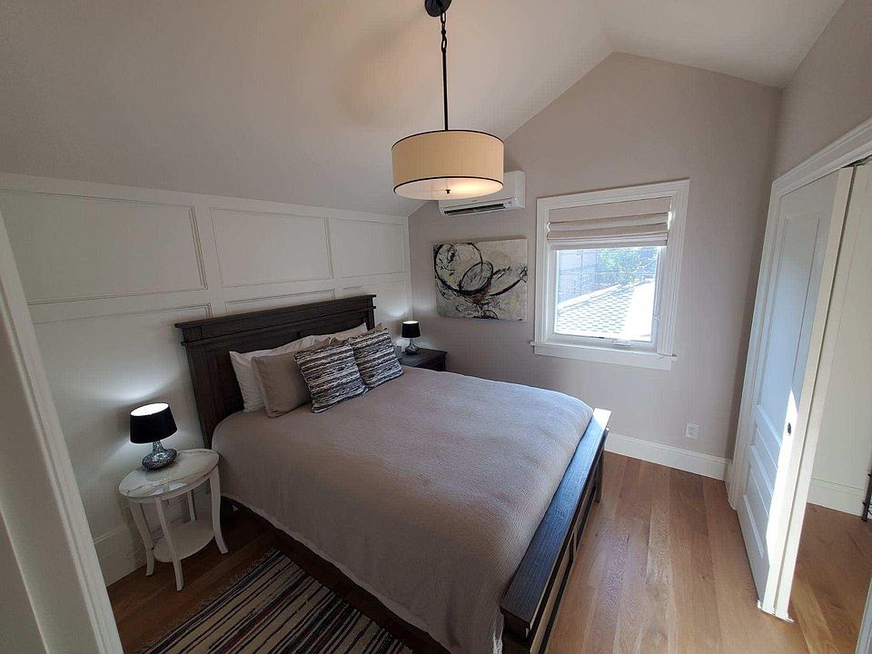 Bedroom with queen size bed