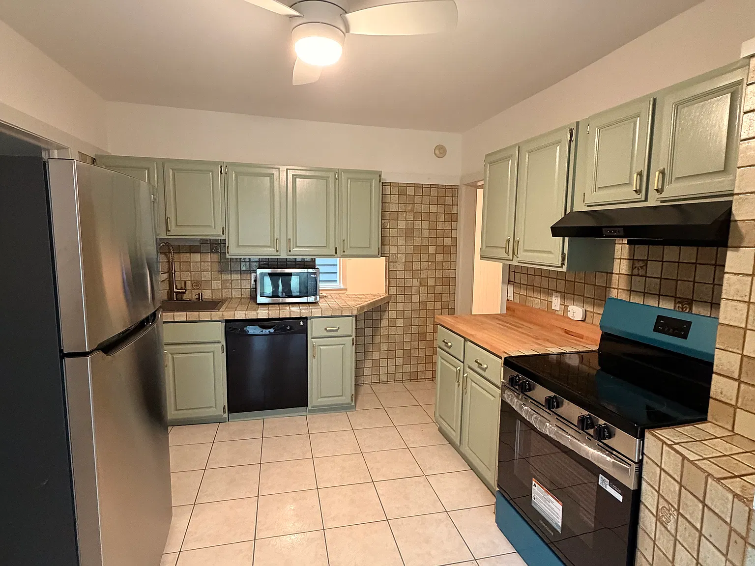 4 bed, 2475 sqft, $4,300 — Photo 4