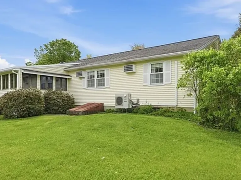 73 N Maple St — Photo 23