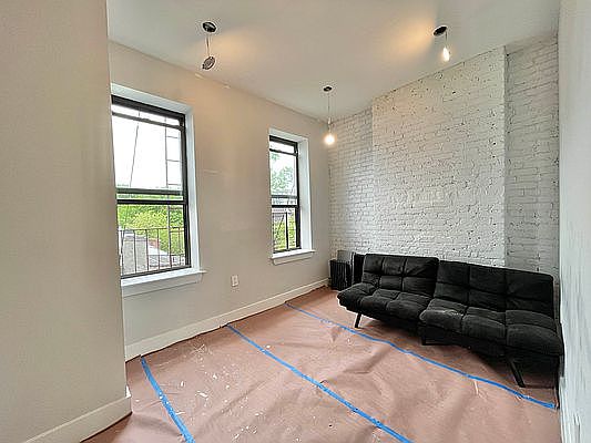 3rd image of 998 Willoughby Ave #3R