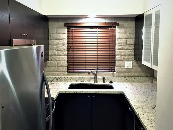 4th image of 3046 N 32nd St Unit 327