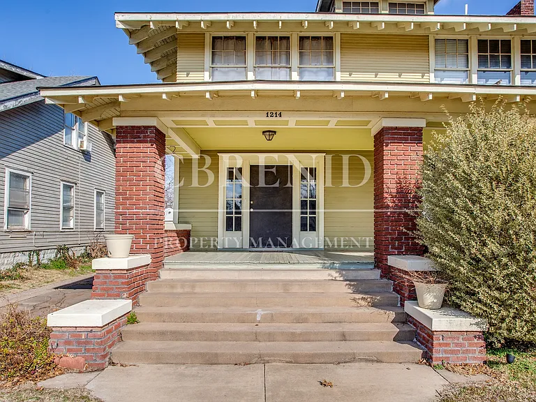 1214 W Maine St — Photo 2