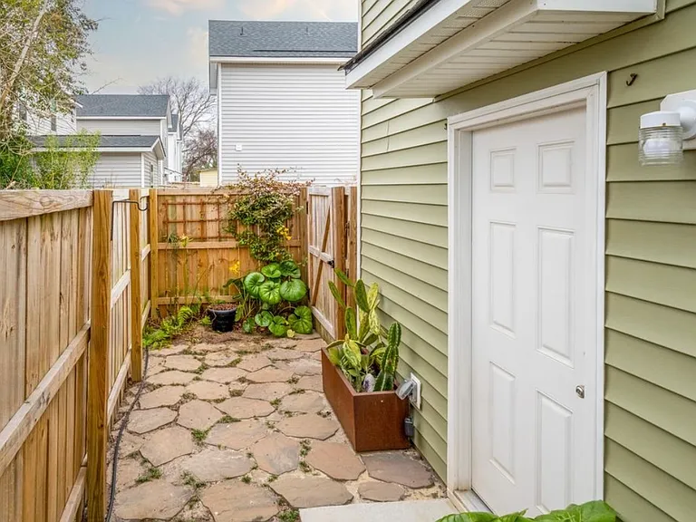 2037 Arbutus Ave — Photo 10