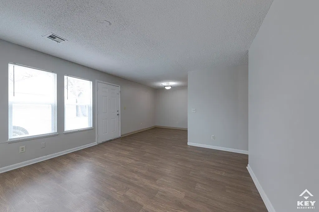 3 bed, 990 sqft, $850 — Photo 3