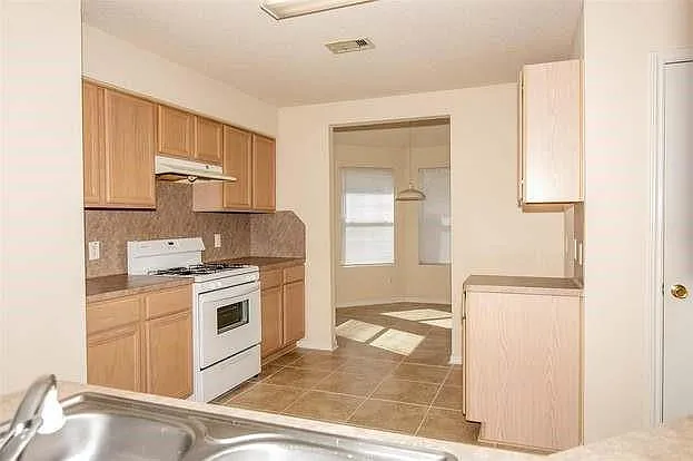 3 bed, 2.0 bath, 1807 sqft, $1,900 — Photo 2
