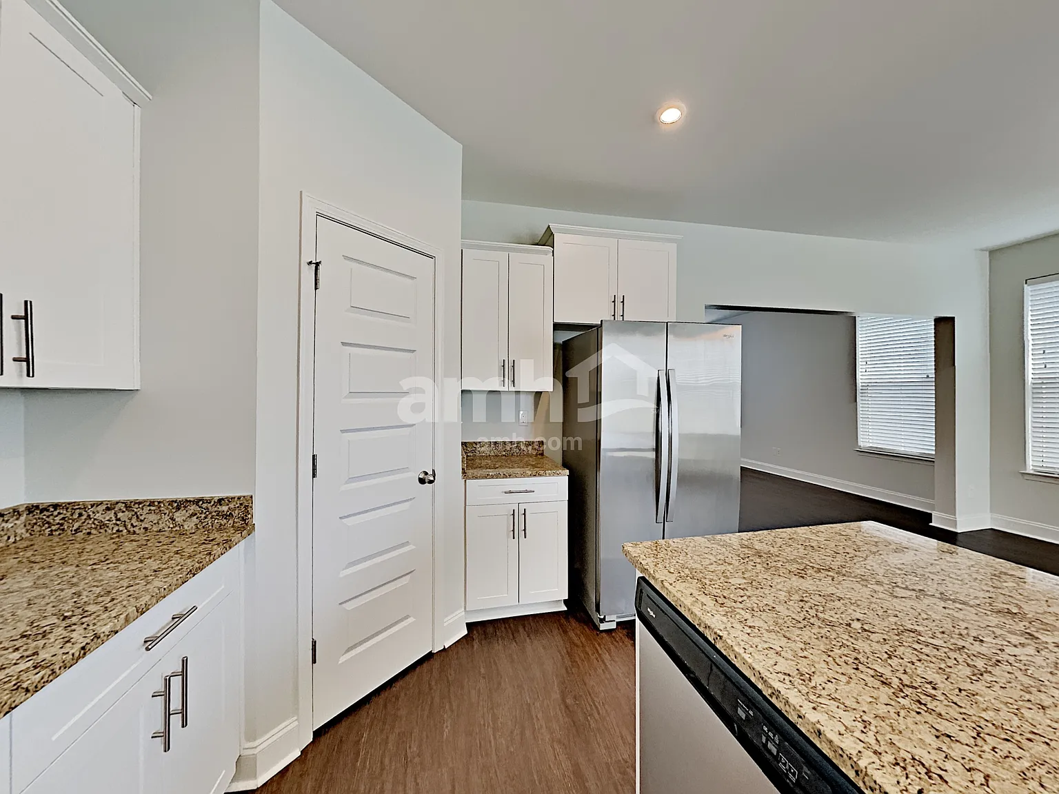 5 bed, 3.5 bath, 2361 sqft, $2,585 — Photo 3