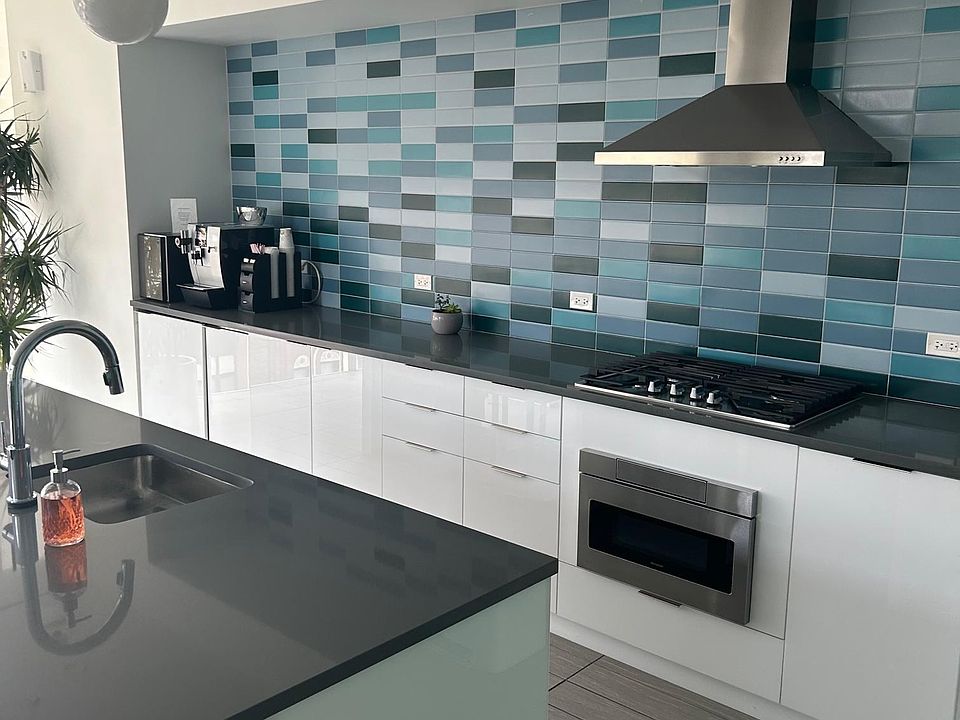 1st image of 3927 N Clarendon Ave #1012