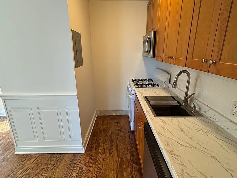 70 Lewis St #1R — Photo 4