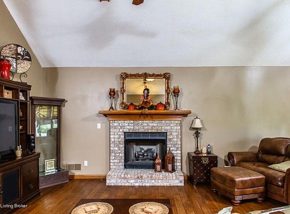 5th image of 90 Allen Pl N