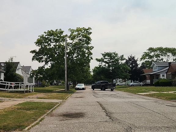 5th image of 13505 Sherry Ave