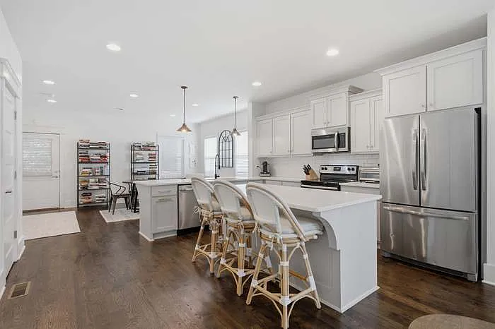 3 bed, 2.5 bath, 1881 sqft, $2,995 — Photo 3