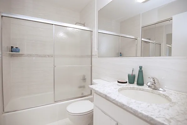 Sold by Urban Luxe | media 7