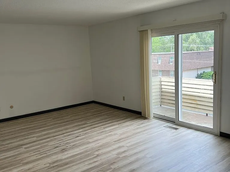 1002 E Harding Dr #304 — Photo 3