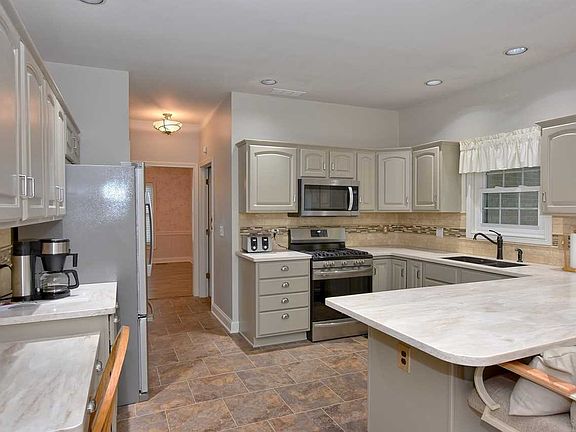 5th image of 8411 Kingston Dr