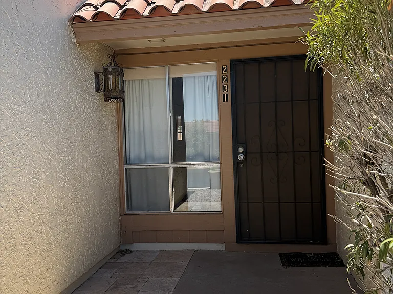2231 W Fremont Dr — Photo 2