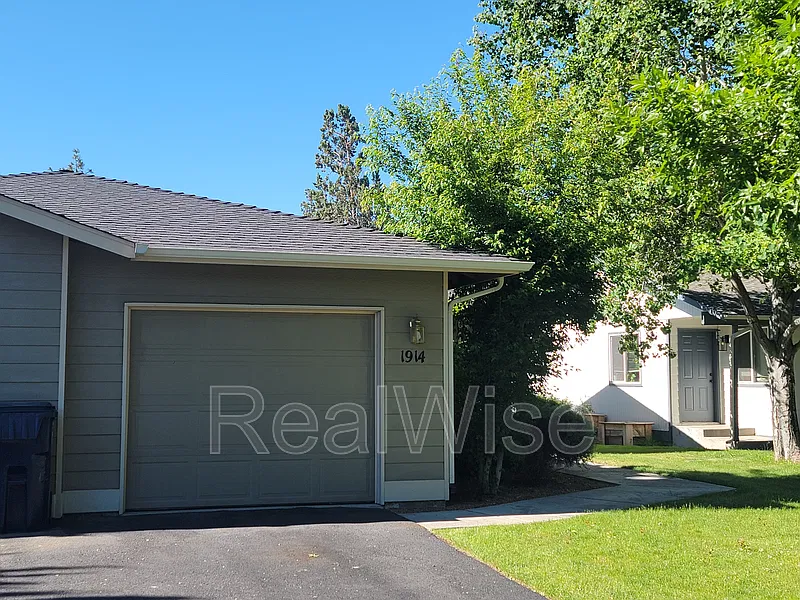 2 bed, 2.0 bath, 992 sqft, $1,725 — Photo 2
