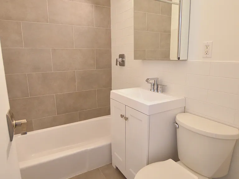 315 W 29th St #1A — Photo 5