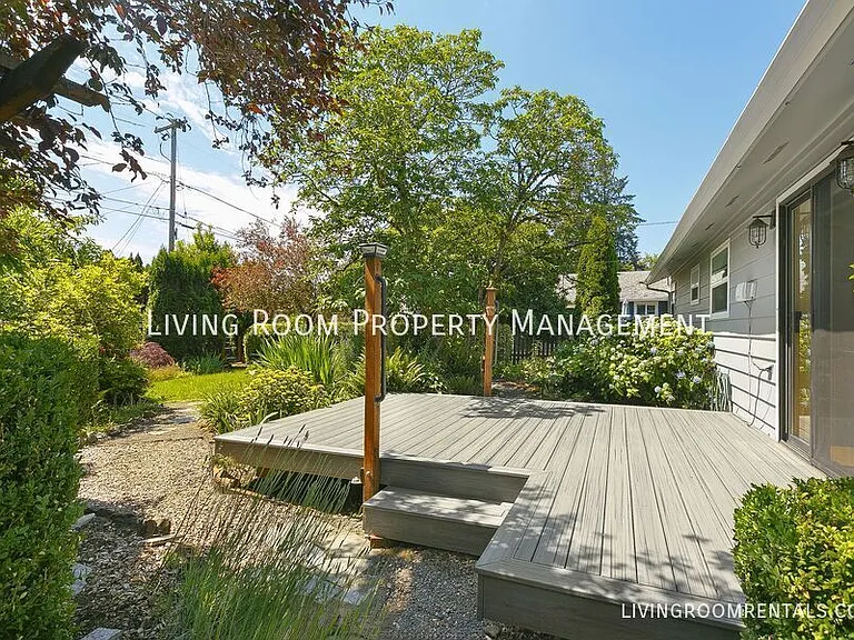 725 Riverdale Dr — Photo 15