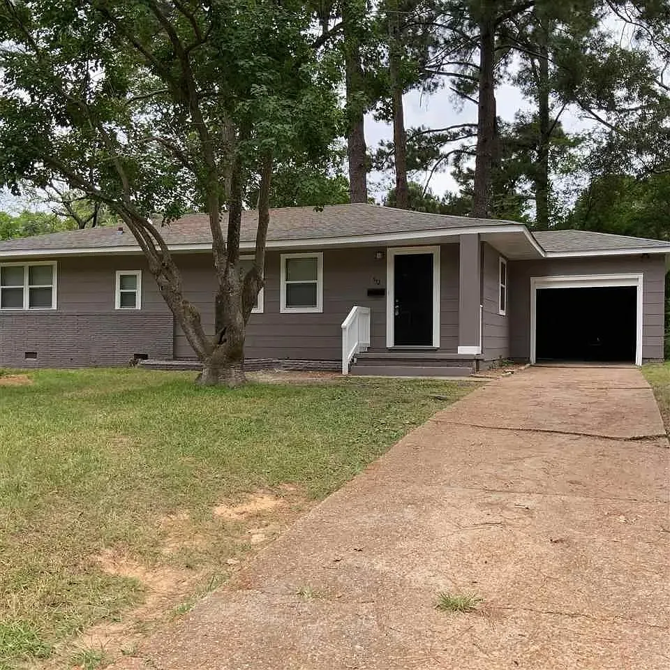 3 bed, 1.0 bath, 1075 sqft, $1,425 — Photo 1