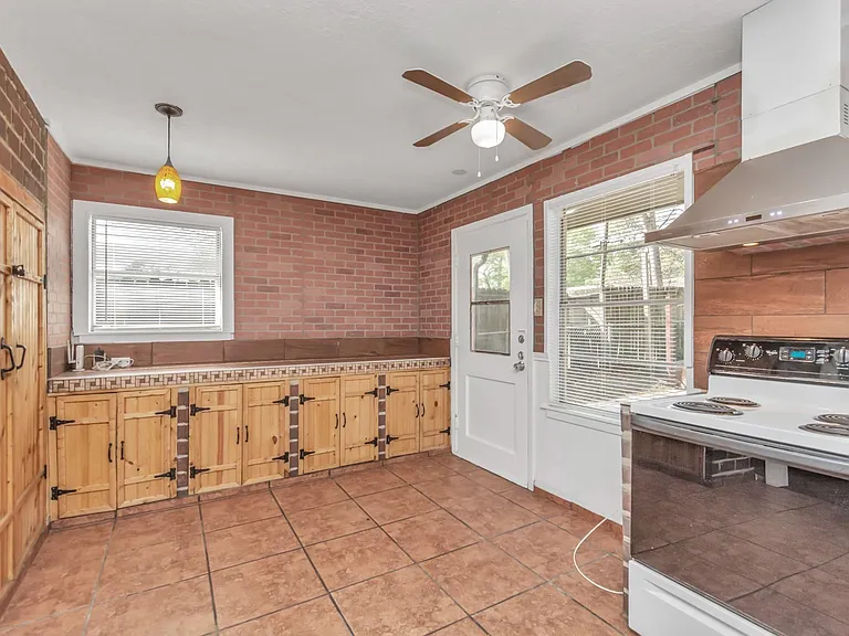 602 Everett St — Photo 16