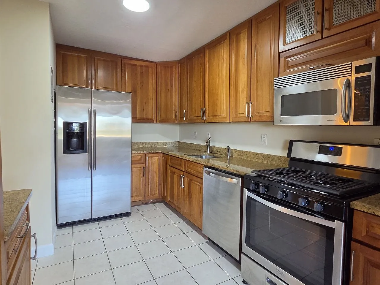 1 bed, 1.5 bath, 871 sqft, $1,900 — Photo 4