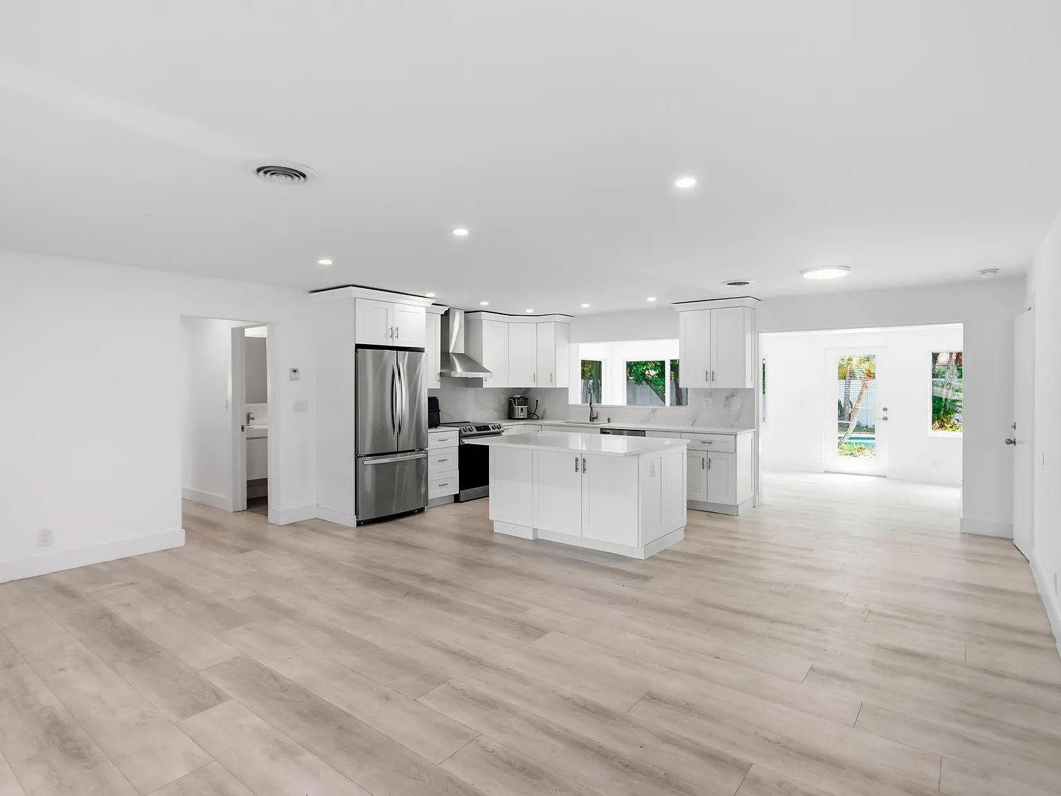 4 bed, 3.0 bath, 1679 sqft, $6,750 — Photo 4