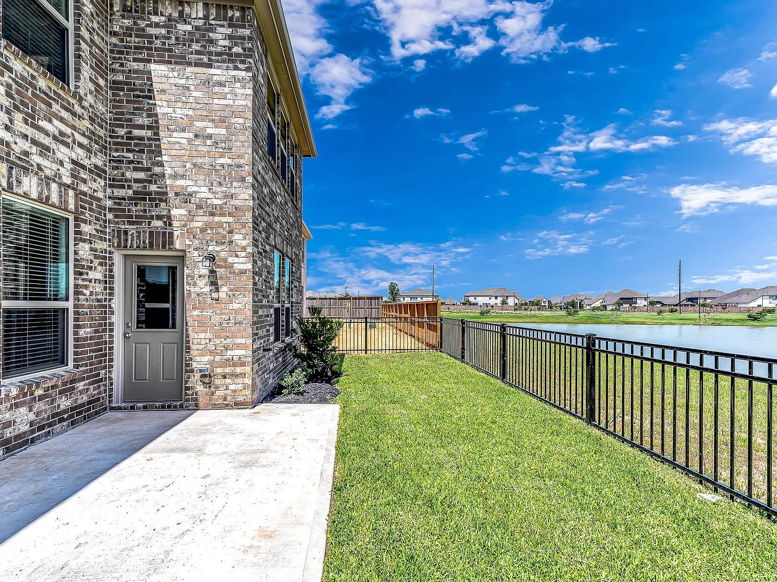 4 bed, 3.0 bath, 2400 sqft, $2,700 — Photo 4