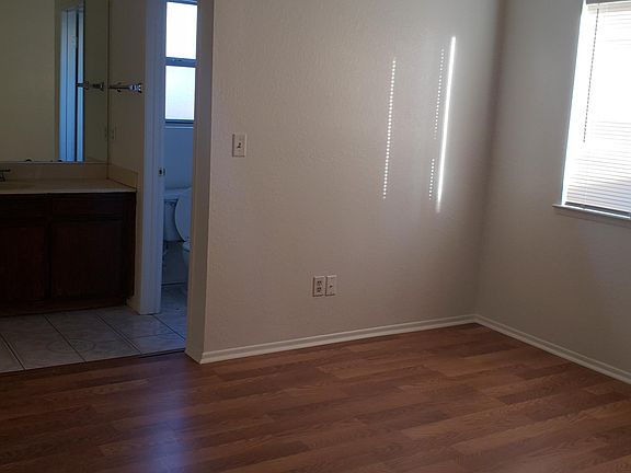 4th image of 806 E J9 Ave