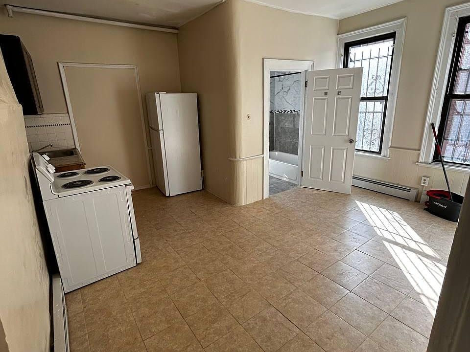 2nd image of 905 Asylum Ave #2
