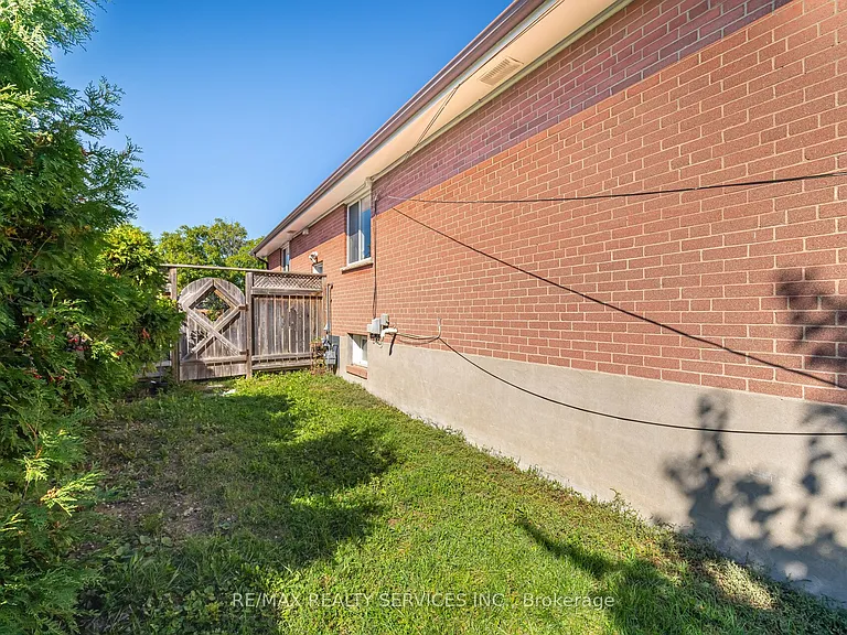 61 Avondale Blvd — Photo 25