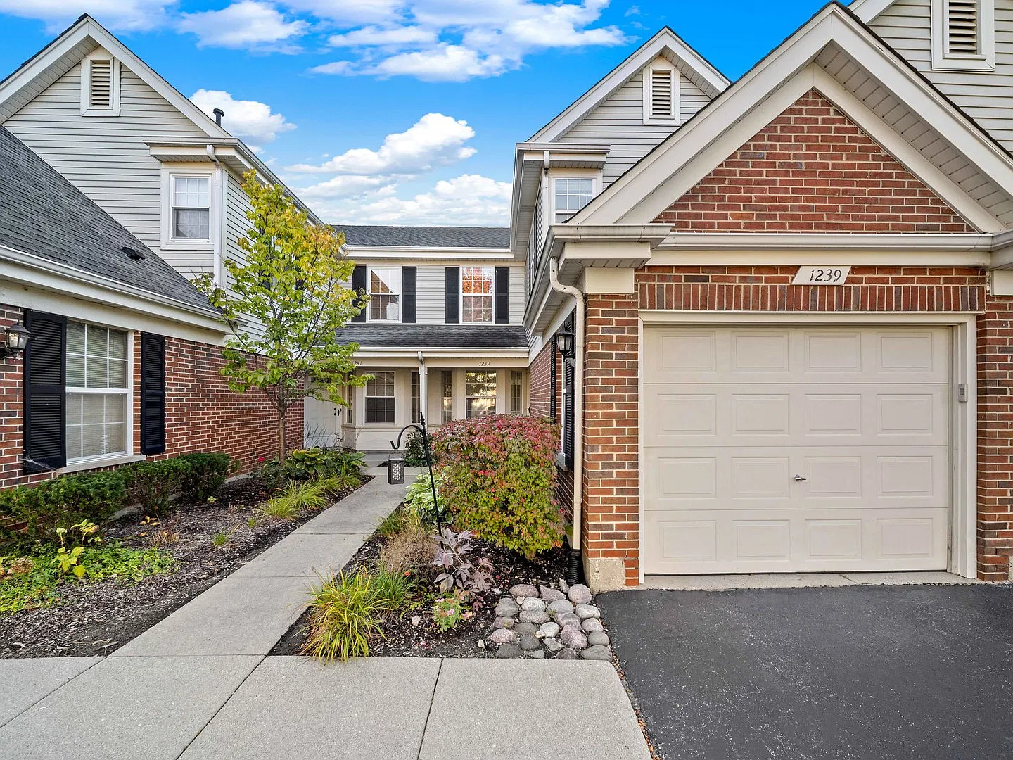 3 bed, 2.5 bath, 1458 sqft, $3,200 — Photo 1