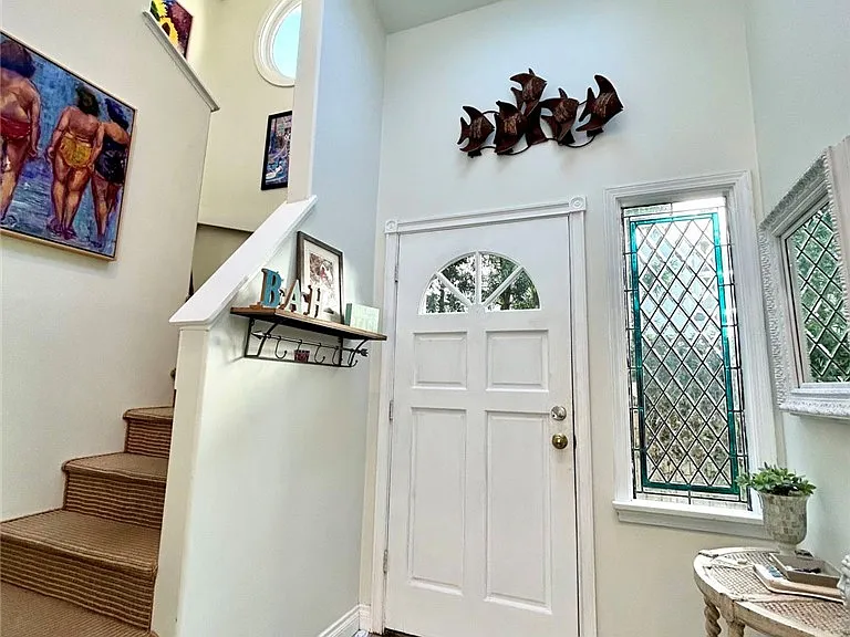 1165 Catalina — Photo 2