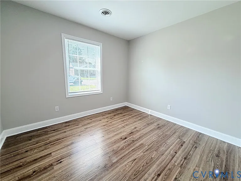 526 Roslyn Ave — Photo 8