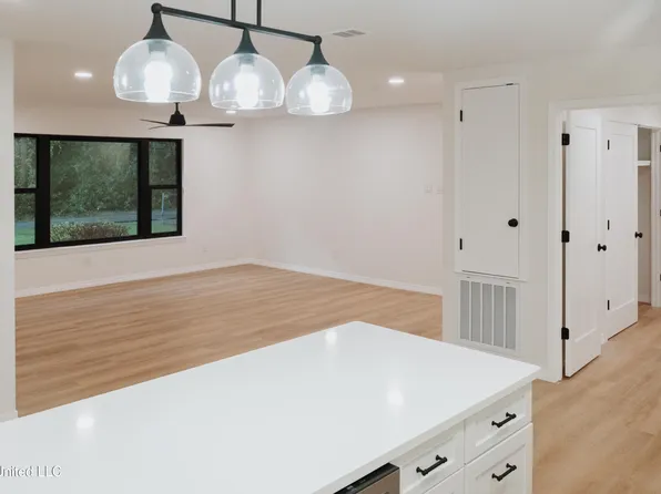 310 Hillandale Ave, Ocean Springs, MS 39564